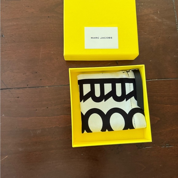 Marc Jacobs Monochrome Pouch in Yellow Box - Picture 1 of 1